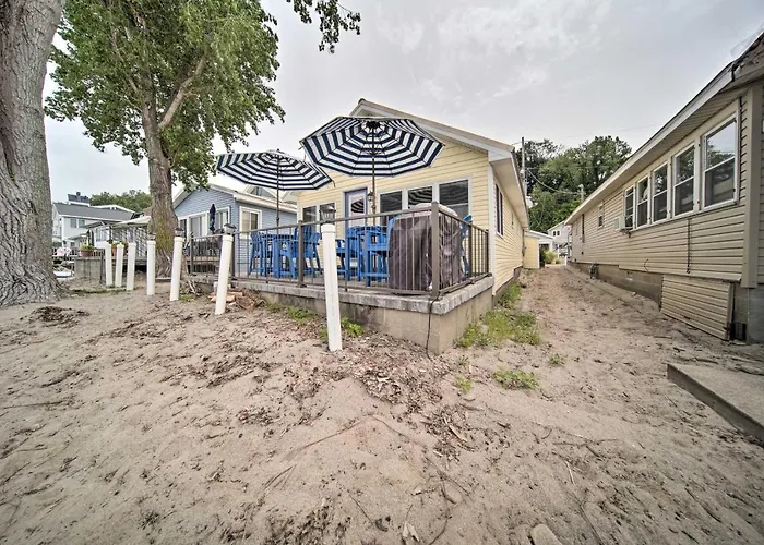 1 Mi To Presque Isle: Waterfront Lake Erie Cottage