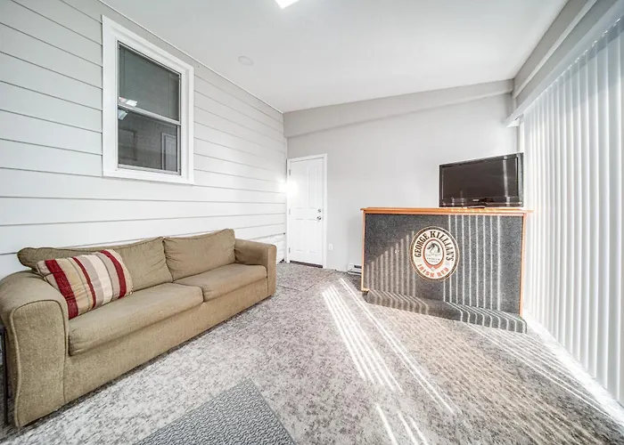 Walk To Lake Erie & Beach Access: Home W/ Deck!