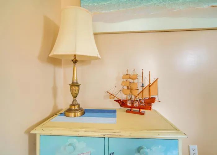 1 Block To Bridge Street: Lake Erie Vacation Home!
